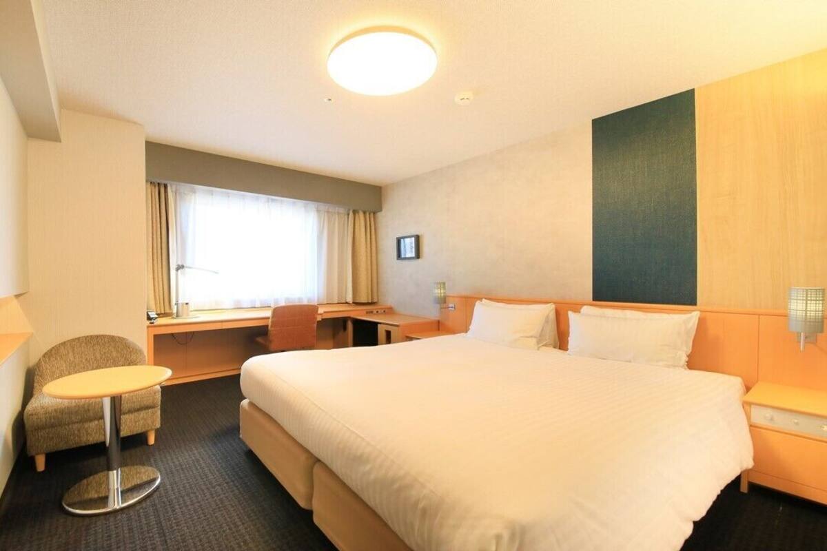書桌、免費 Wi-Fi、床單
