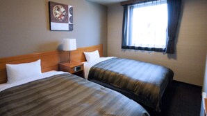 A hotel room with two beds, a nightstand, a lamp, a window with curtains, and a wall clock. - Hotel Route-Inn Yonezawa Ekihigashi (Yonezawa)