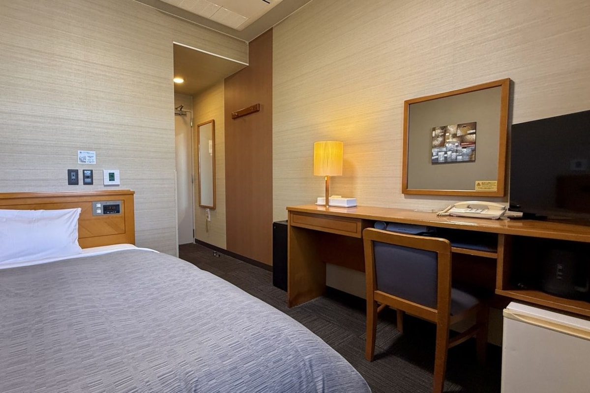Desk, free WiFi, bed sheets