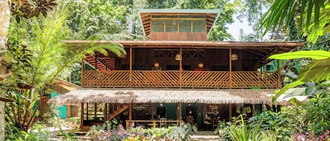 Fachada de la propiedad