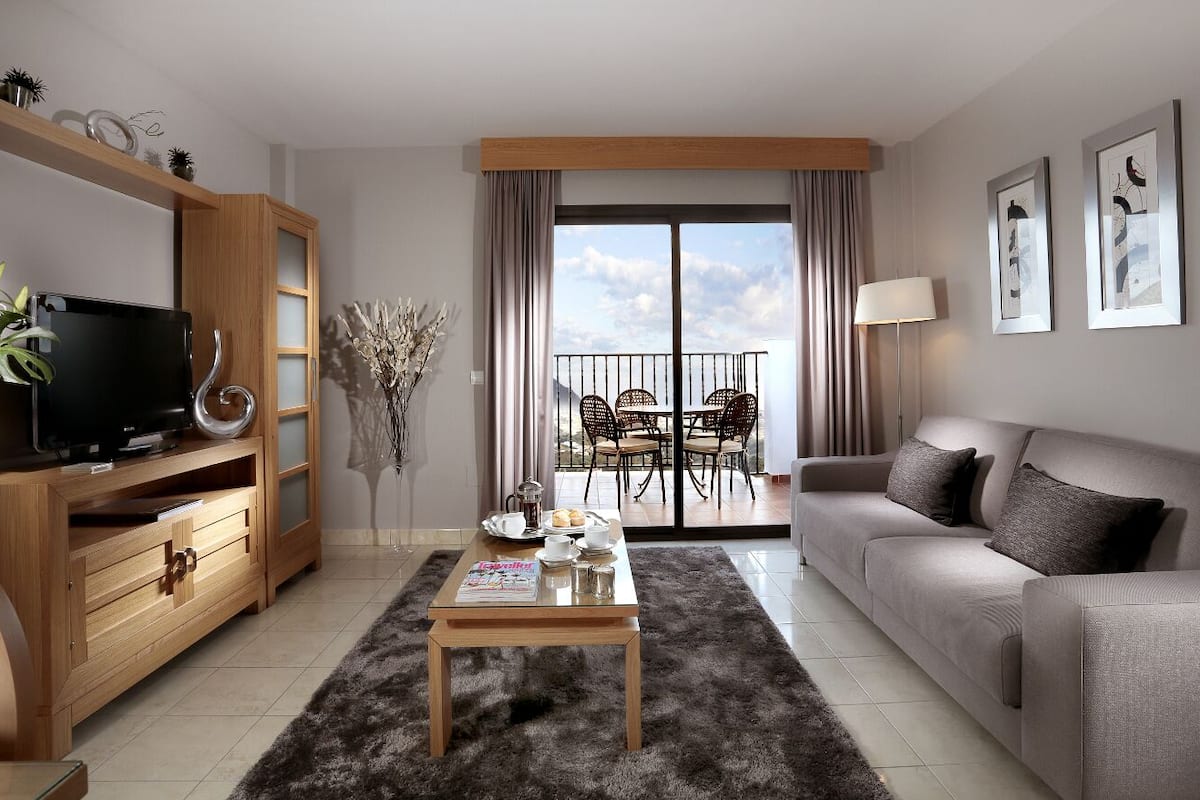 Premium appartement, 2 slaapkamers, terras, uitzicht op zee | 1 slaapkamer, luxe beddengoed, een kluis op de kamer