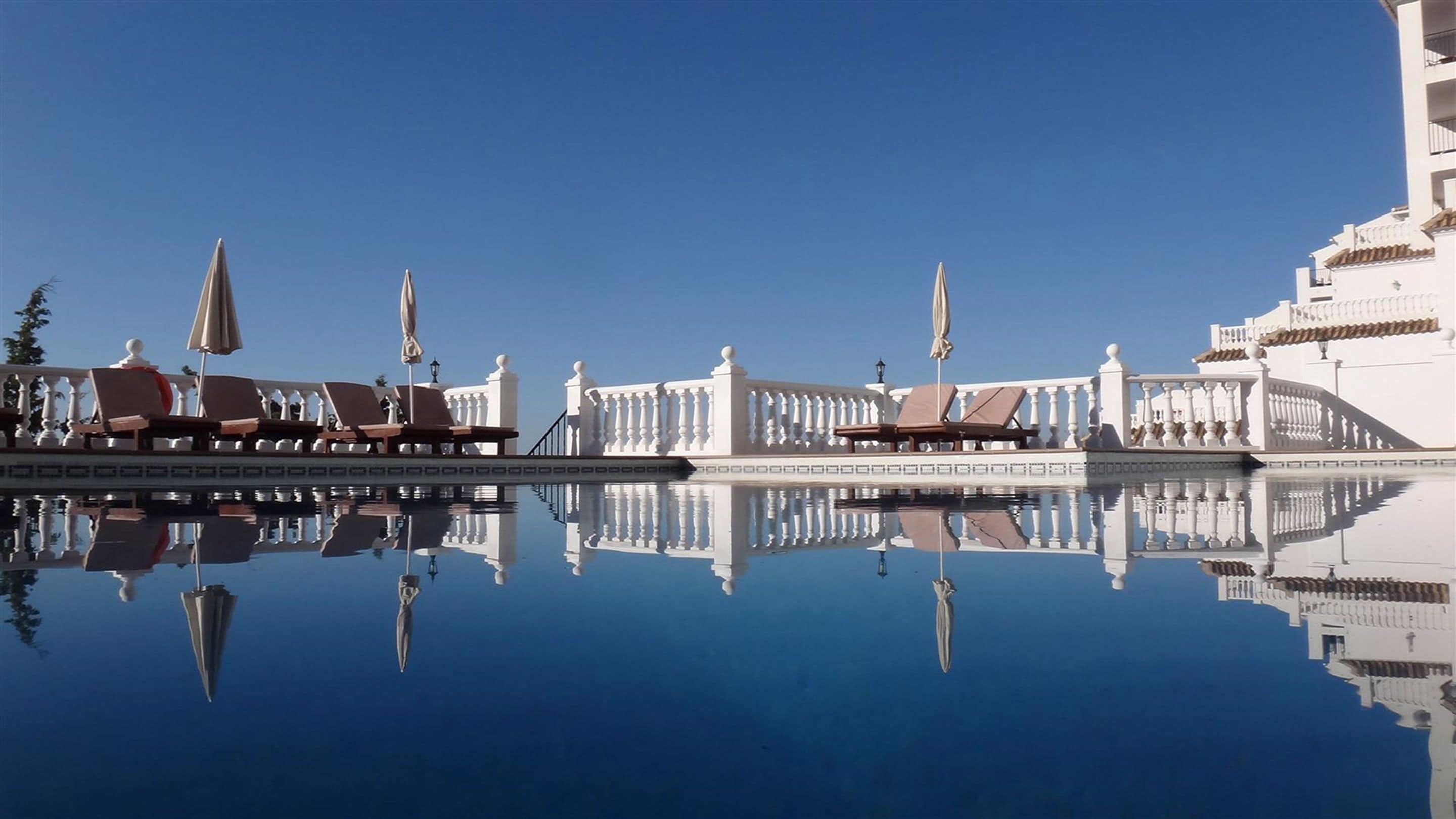 Indoor pool, 2 outdoor pools, pool loungers