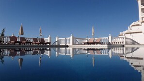 Una piscina cubierta, 2 piscinas al aire libre, tumbonas