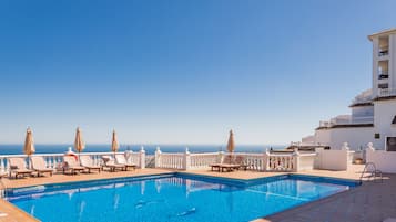 Una piscina techada, 2 piscinas al aire libre