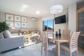 Apartamento clásico, 3 habitaciones, terraza, vistas a la playa | Zona de estar | Televisión de pantalla plana de 32 pulgadas con canales por cable