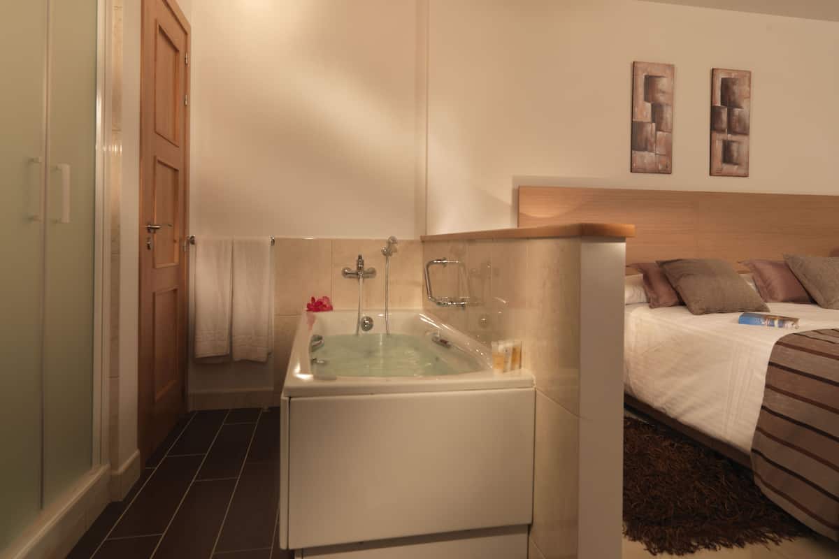 Klassiek appartement, 1 slaapkamer, terras | 1 slaapkamer, luxe beddengoed, een kluis op de kamer