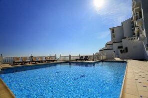 Una piscina techada, 2 piscinas al aire libre
