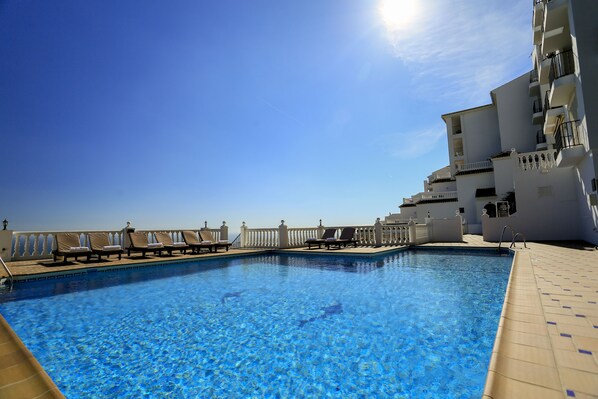 Εσωτερική πισίνα, 2 εξωτερικές πισίνες, ξαπλώστρες