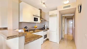Apartamento clássico, 2 quartos, terraço, vista para o mar | Cozinha privada | Geladeira grande, micro-ondas, cooktop, cafeteira/chaleira