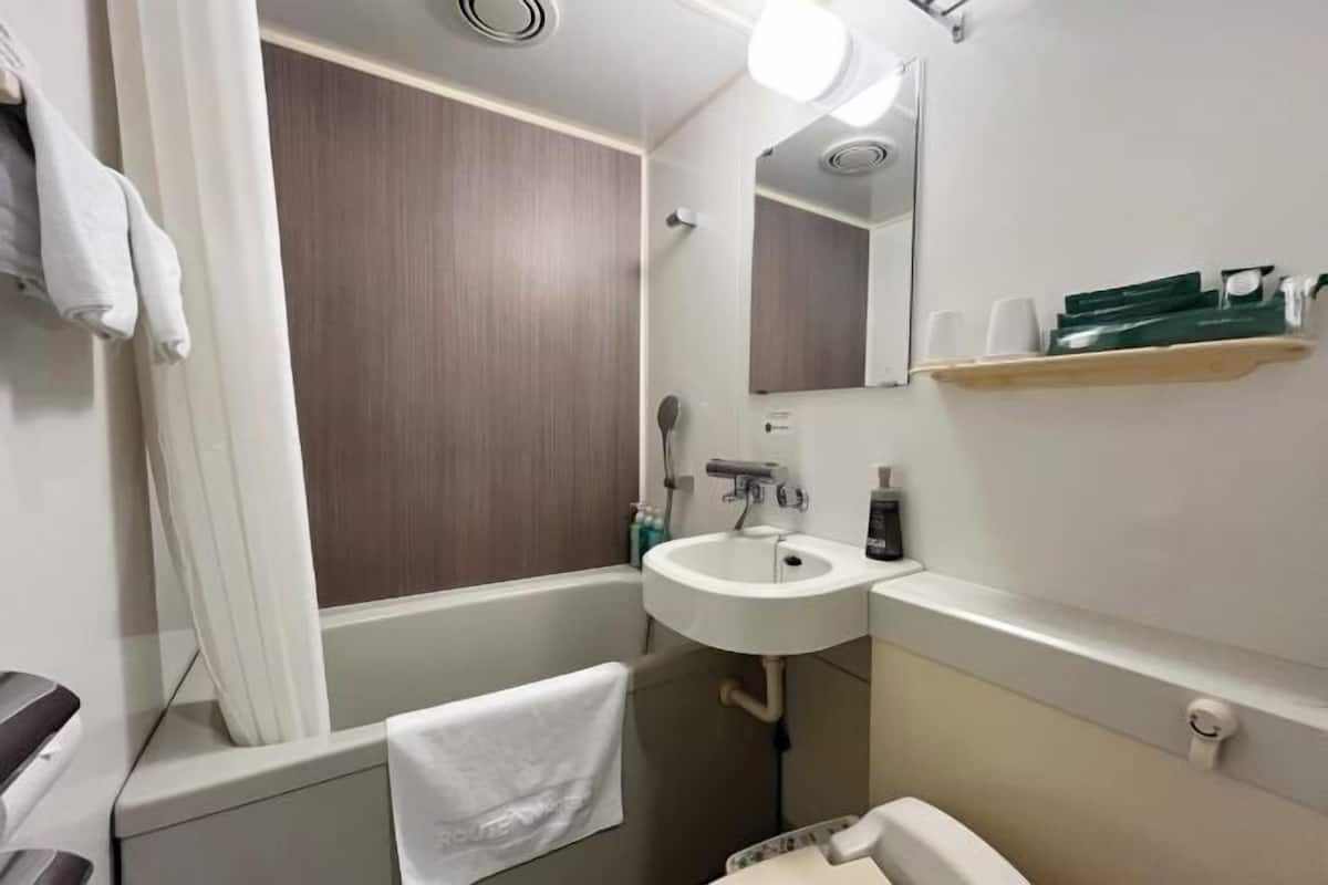 Toalettartikler (inkludert), hårføner og tøfler