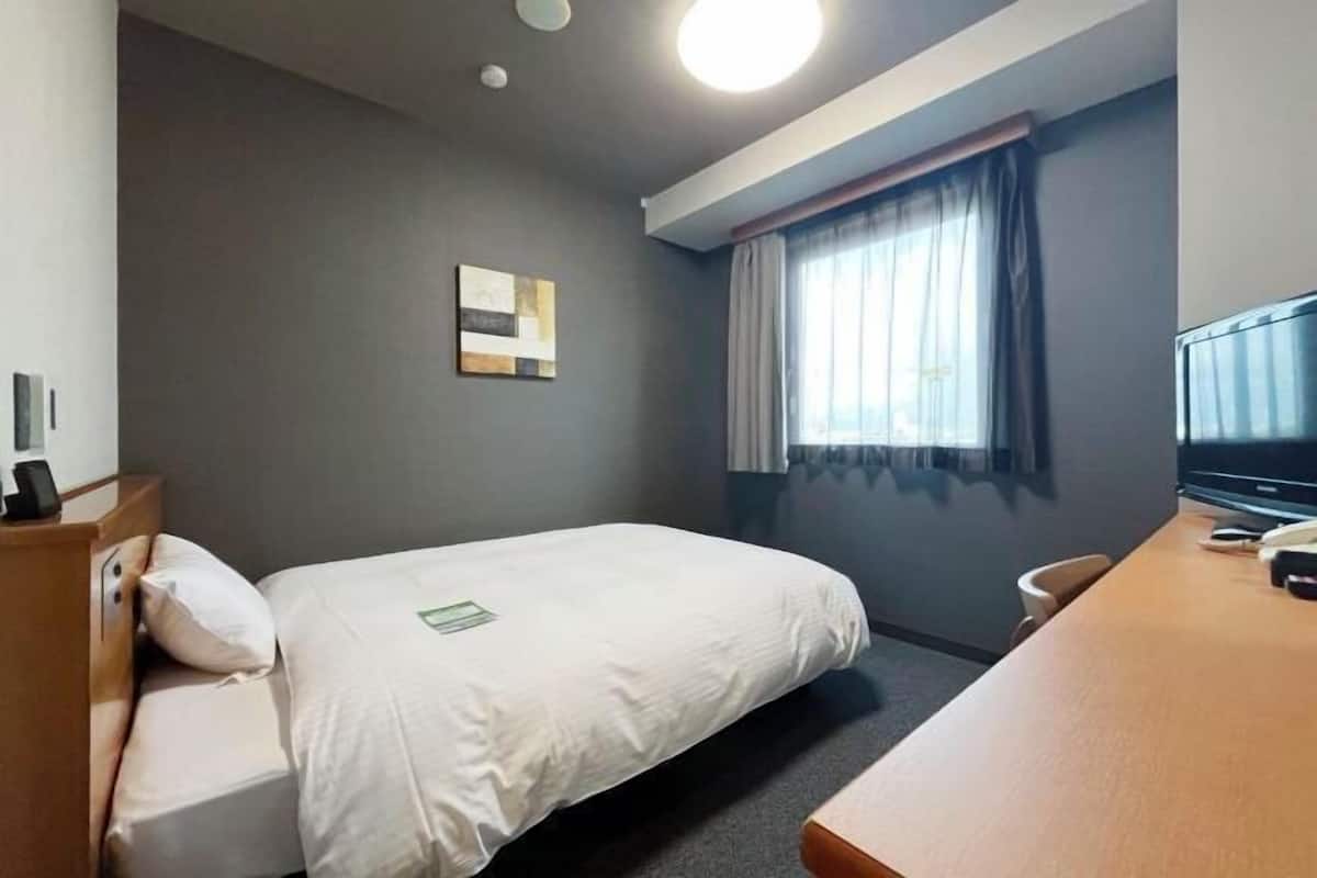 Skrivebord, wi-fi (inkludert) og sengetøy