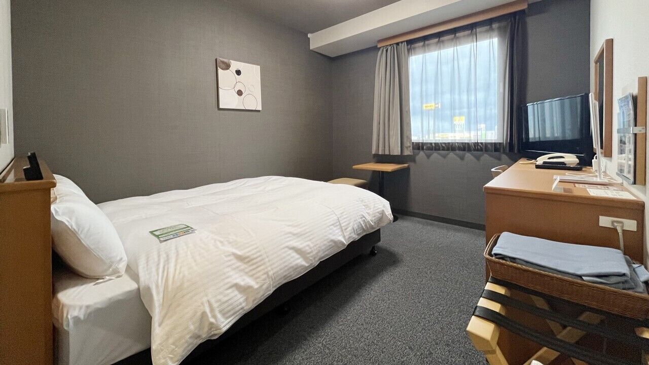 Een bureau, gratis wifi, beddengoed
