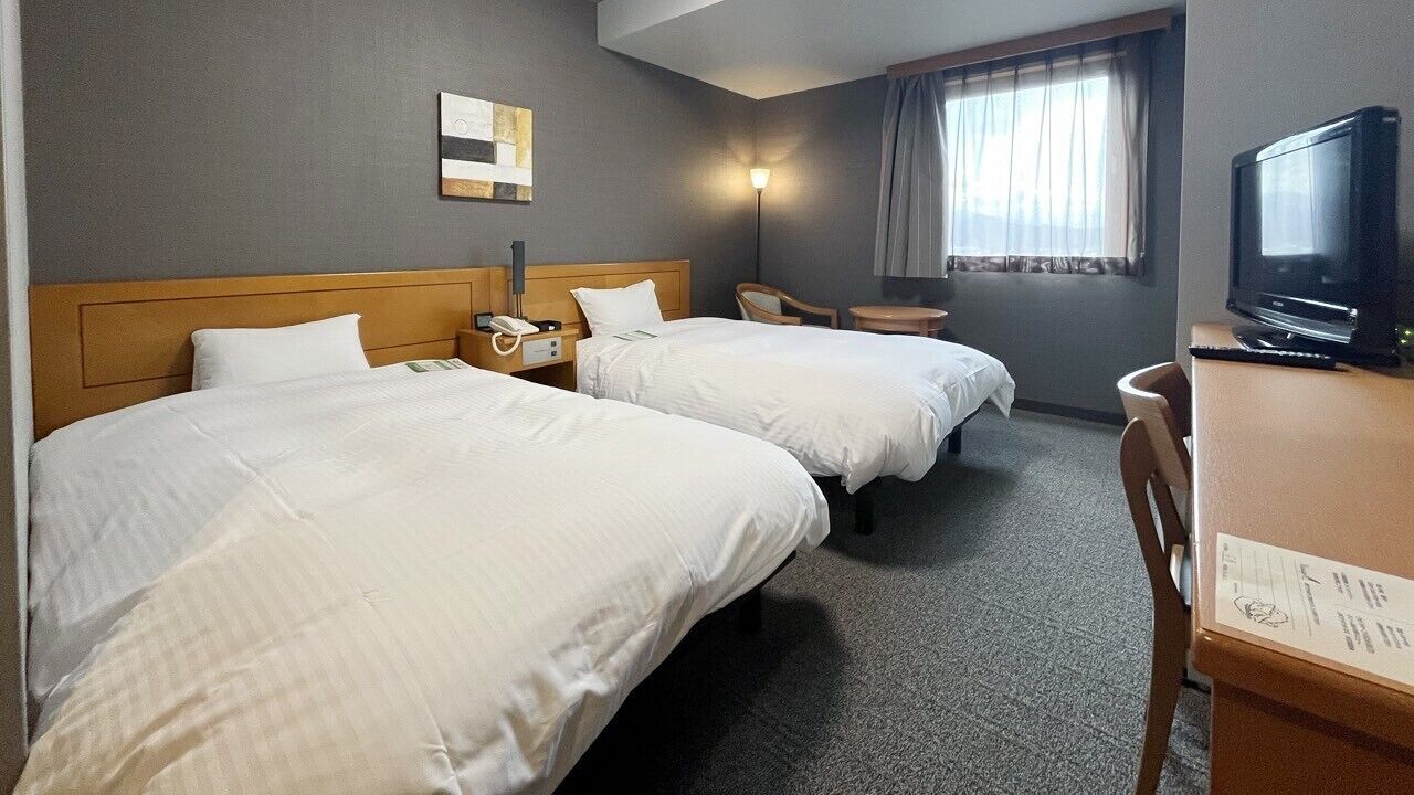 Een bureau, gratis wifi, beddengoed