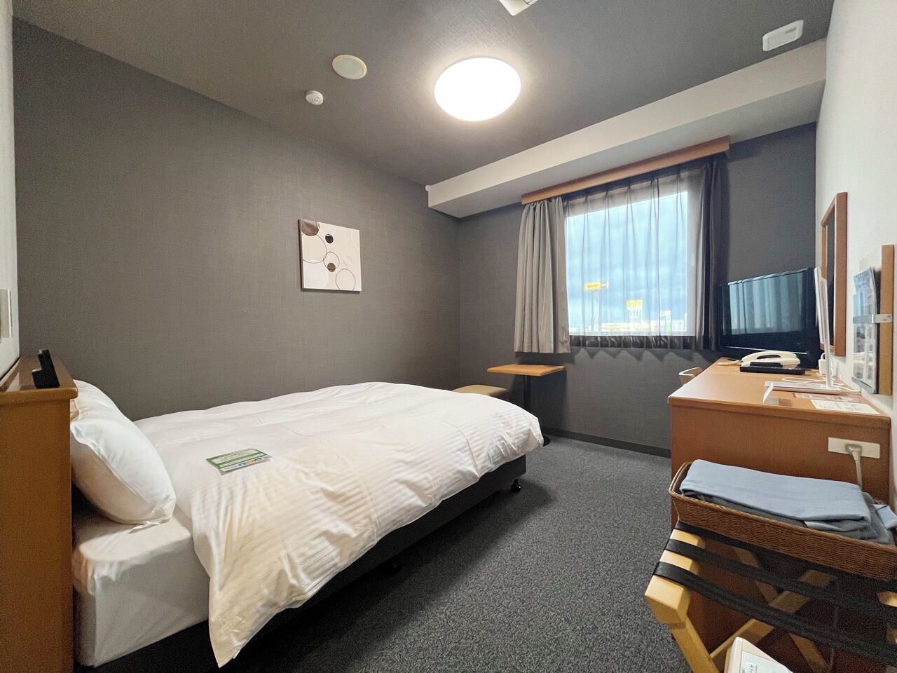 Semidouble Room, Only E-cigarettes Allowed | Desk, free WiFi, bed sheets