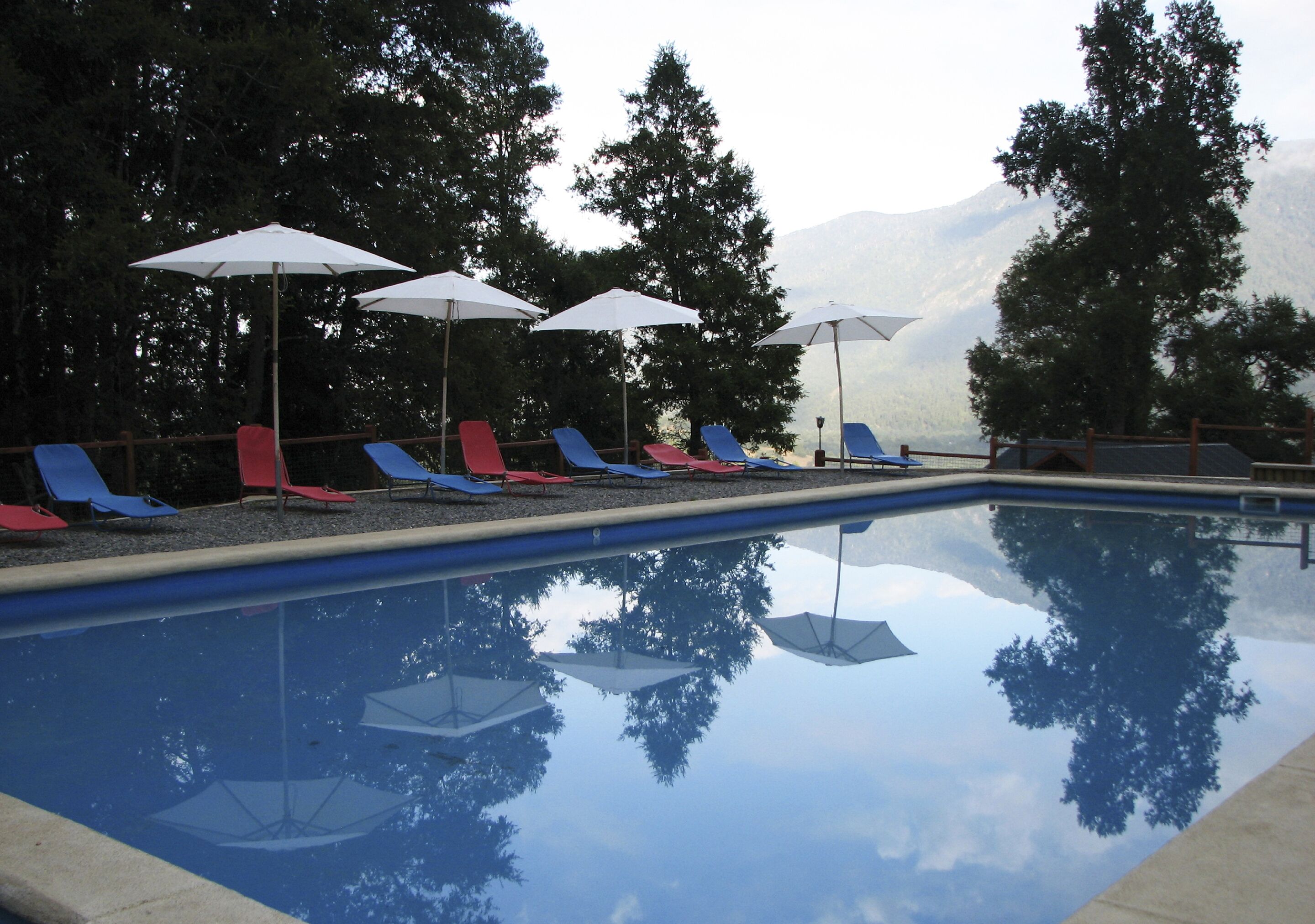 3 sisäuima-allasta, kauden mukainen ulkouima-allas