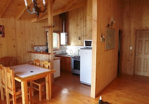 Cabana júnior, para não fumantes (suite) | Cozinha privada | Geladeira, micro-ondas, cooktop, cafeteira/chaleira