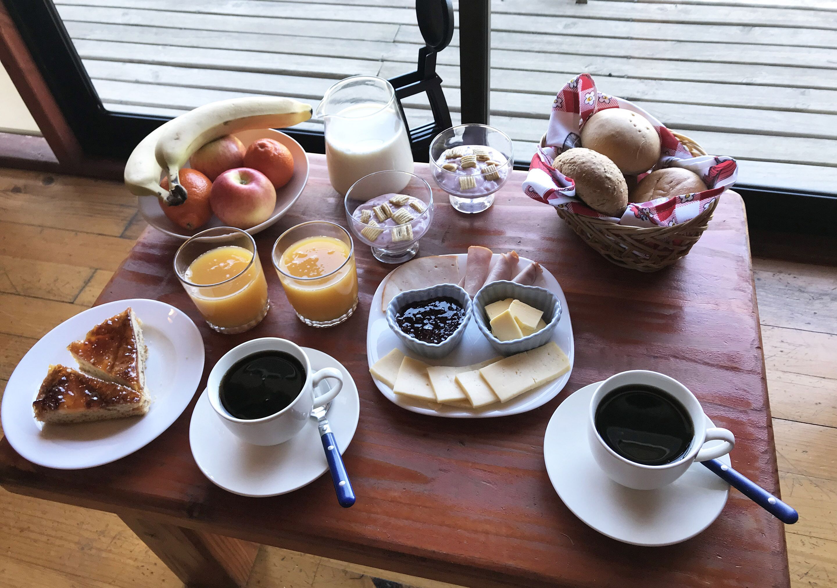Een ontbijttafel met verschillende soorten eten en drinken.