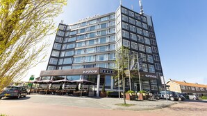 Ein mehrstöckiges Hotel mit modernem Design, erkennbar am auffälligen Eurohotel-Schild an der Fassade.