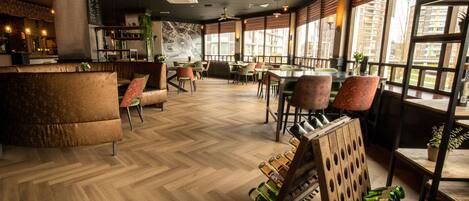 Petit déjeuner, déjeuner et dîner servis sur place