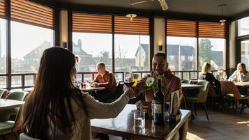 Serveert ontbijt, lunch en diner