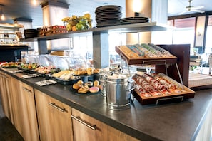 Daily buffet breakfast (EUR 15.95 per person) - Leeuwarder Euro Hotel (Leeuwarden)