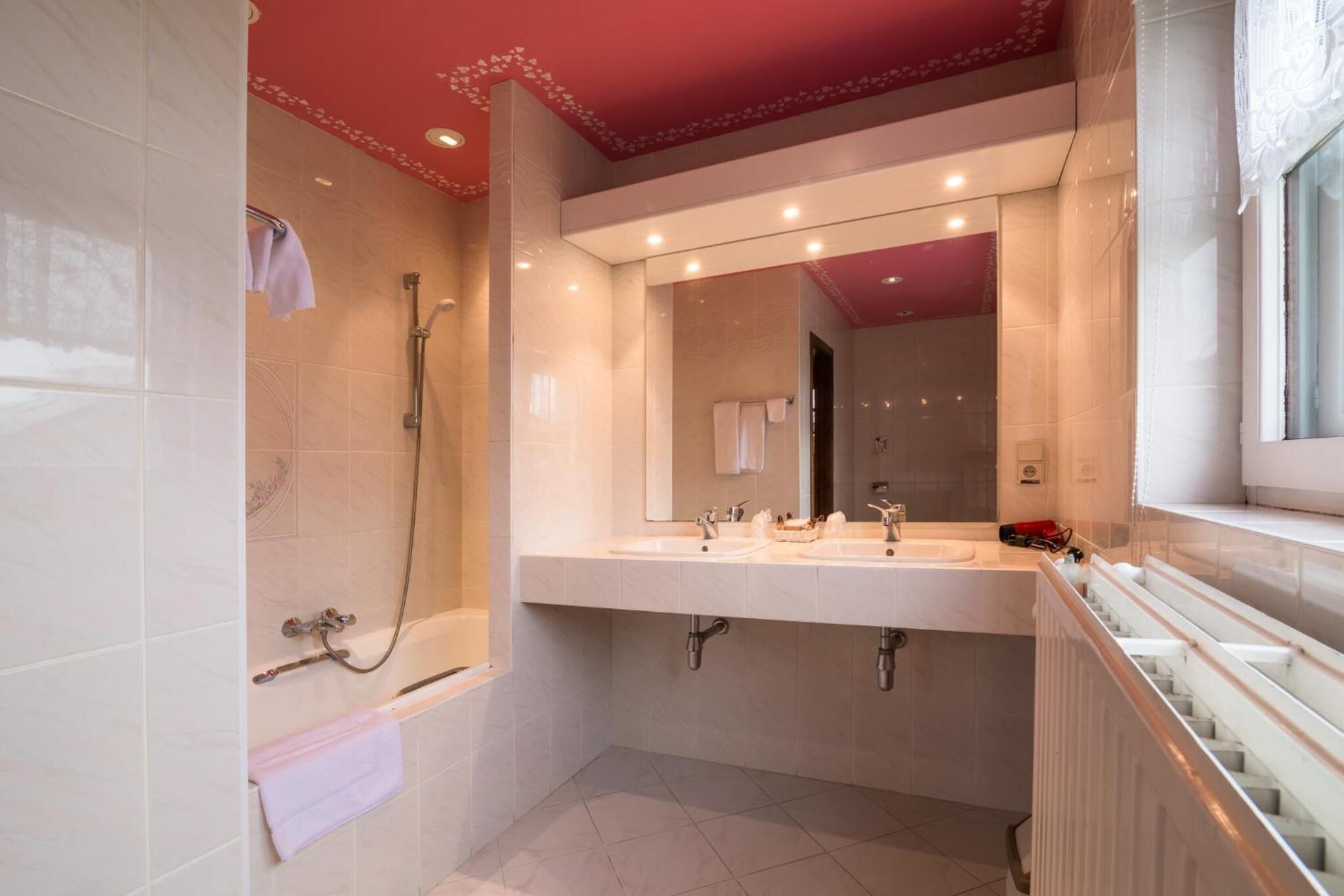 combined shower/bathtub, free toiletries, hair dryer, towels