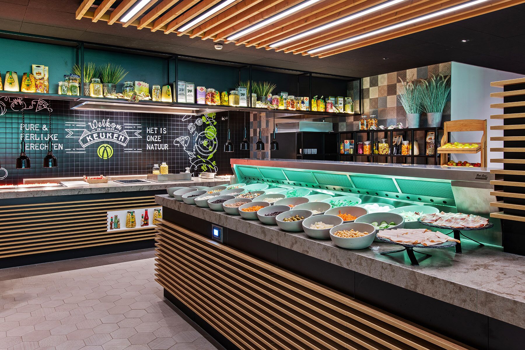 Una zona de bufé con diferentes alimentos y salsas.