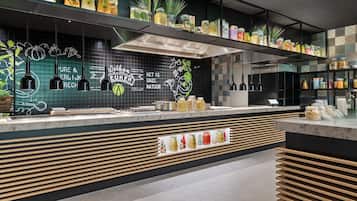 Tägliches Frühstücksbuffet (18 EUR pro Person)
