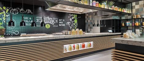 Bữa sáng buffet hàng ngày (18 EUR/mỗi người)
