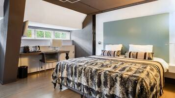 Dobbeltrom – superior | Skrivebord, skrivebord for bærbar PC og blendingsgardiner