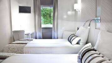 Comfort Room | Desk, laptop workspace, blackout drapes, free WiFi