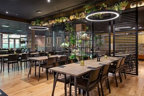 2 restaurantes; se sirven cenas 