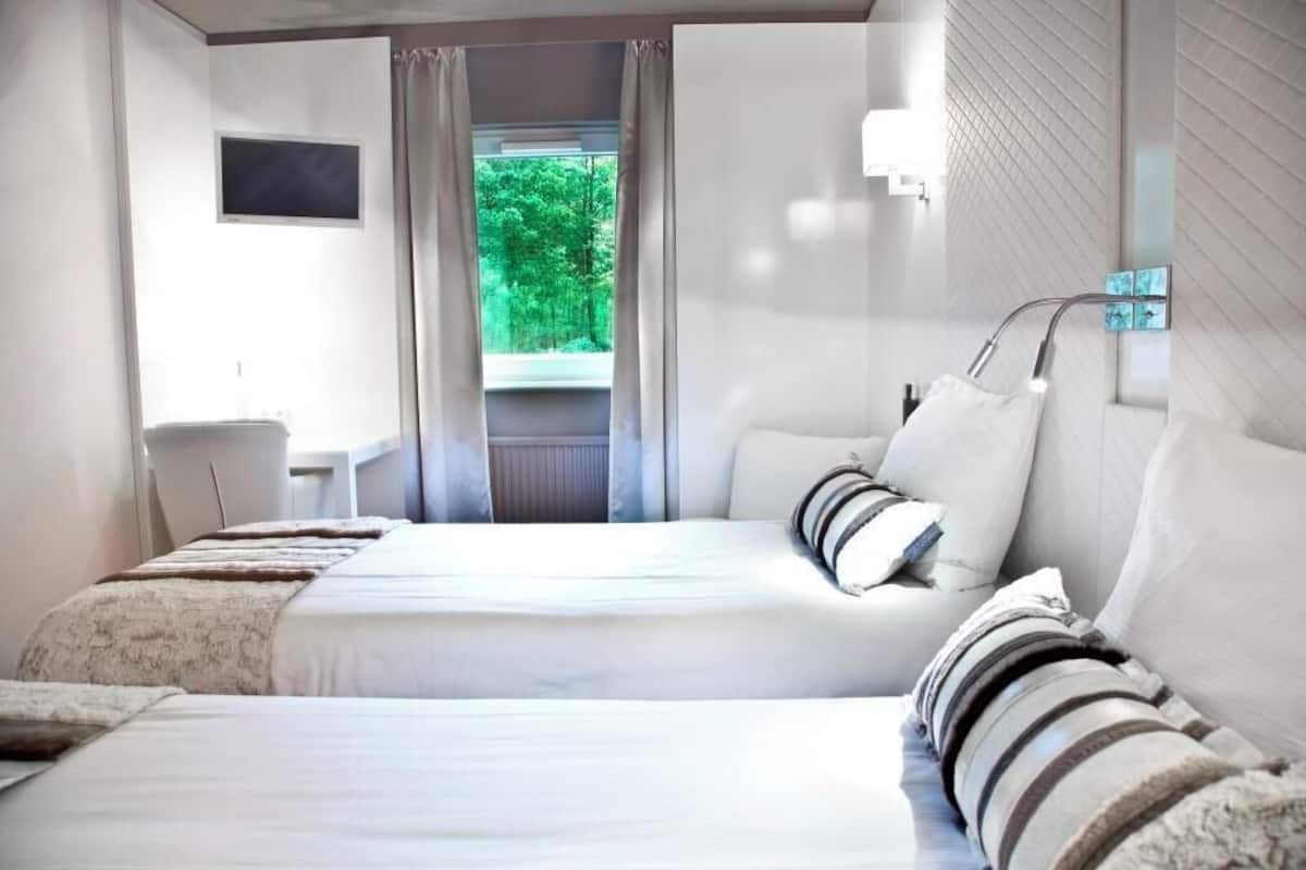 Habitación Confort con 2 camas individuales | Escritorio, espacio para trabajar con un portátil, cortinas opacas