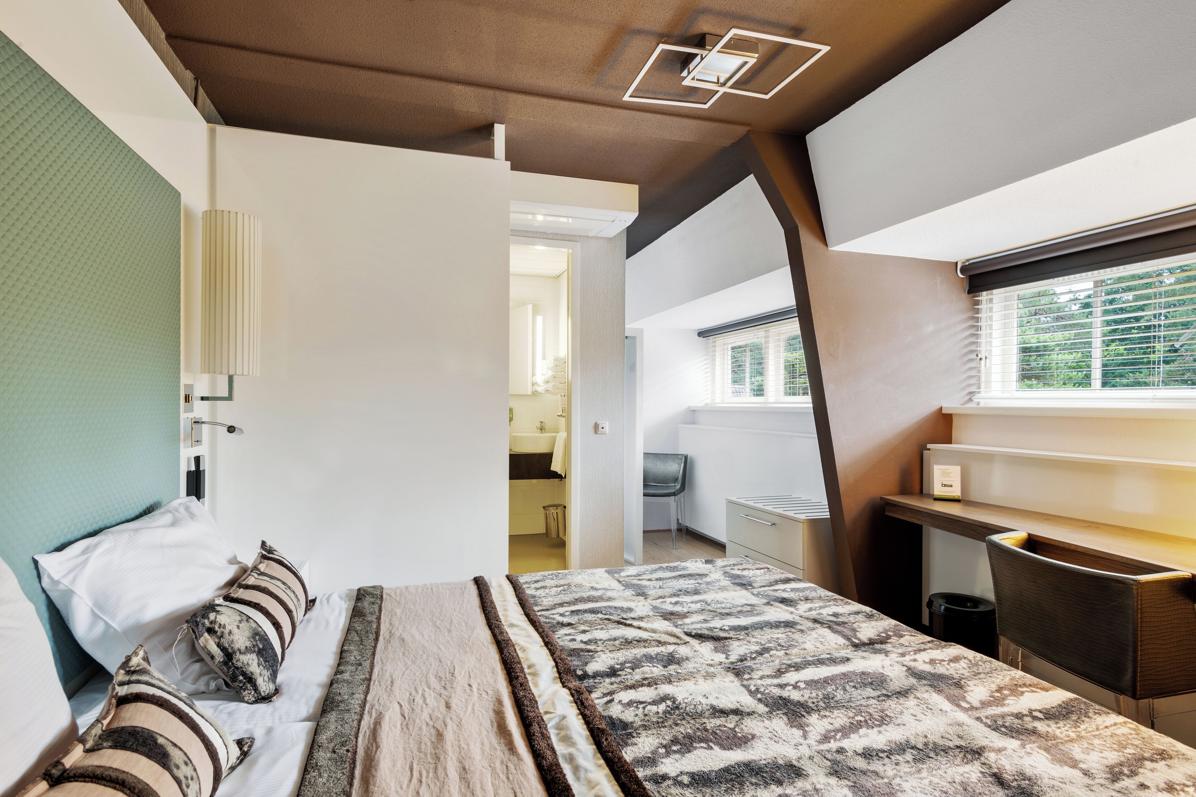 Skrivebord, skrivebord for bærbar PC og blendingsgardiner