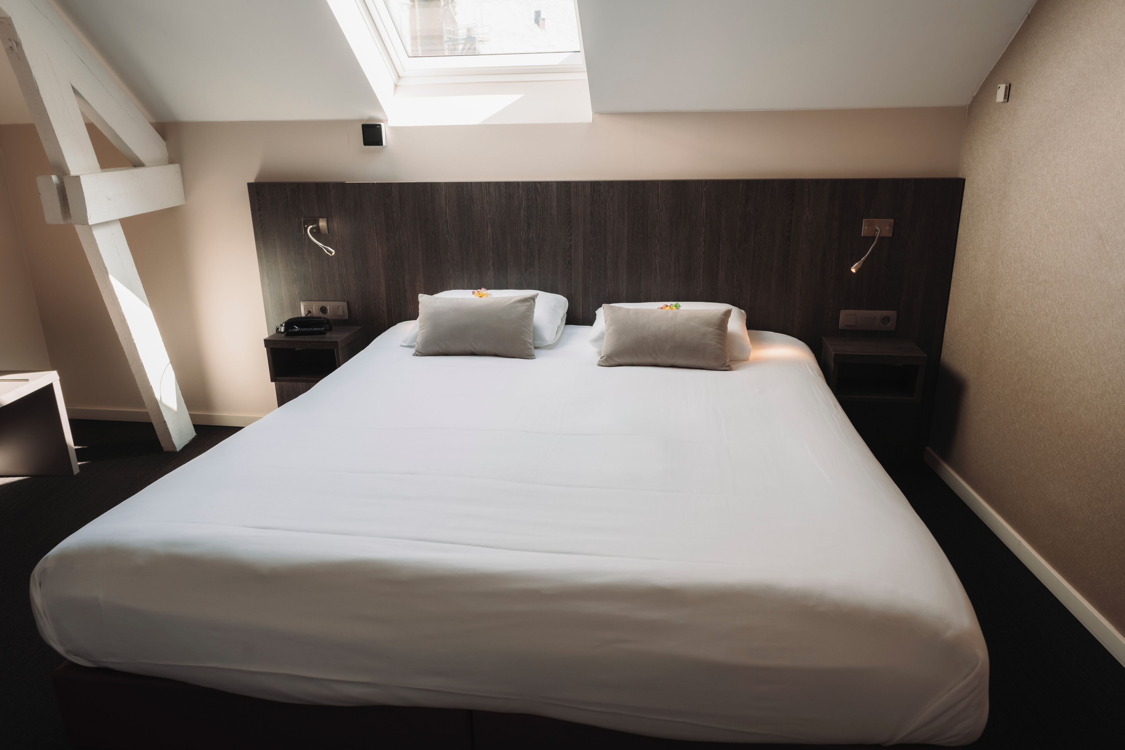 Kamar Double Premium | Seprai antialergi, meja kerja, tirai kedap cahaya, dan kedap suara