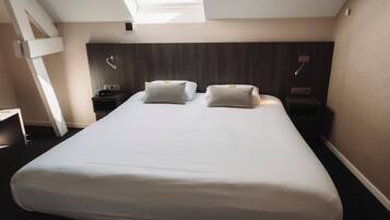 Kamar Double Premium | Seprai antialergi, meja kerja, tirai kedap cahaya, dan kedap suara