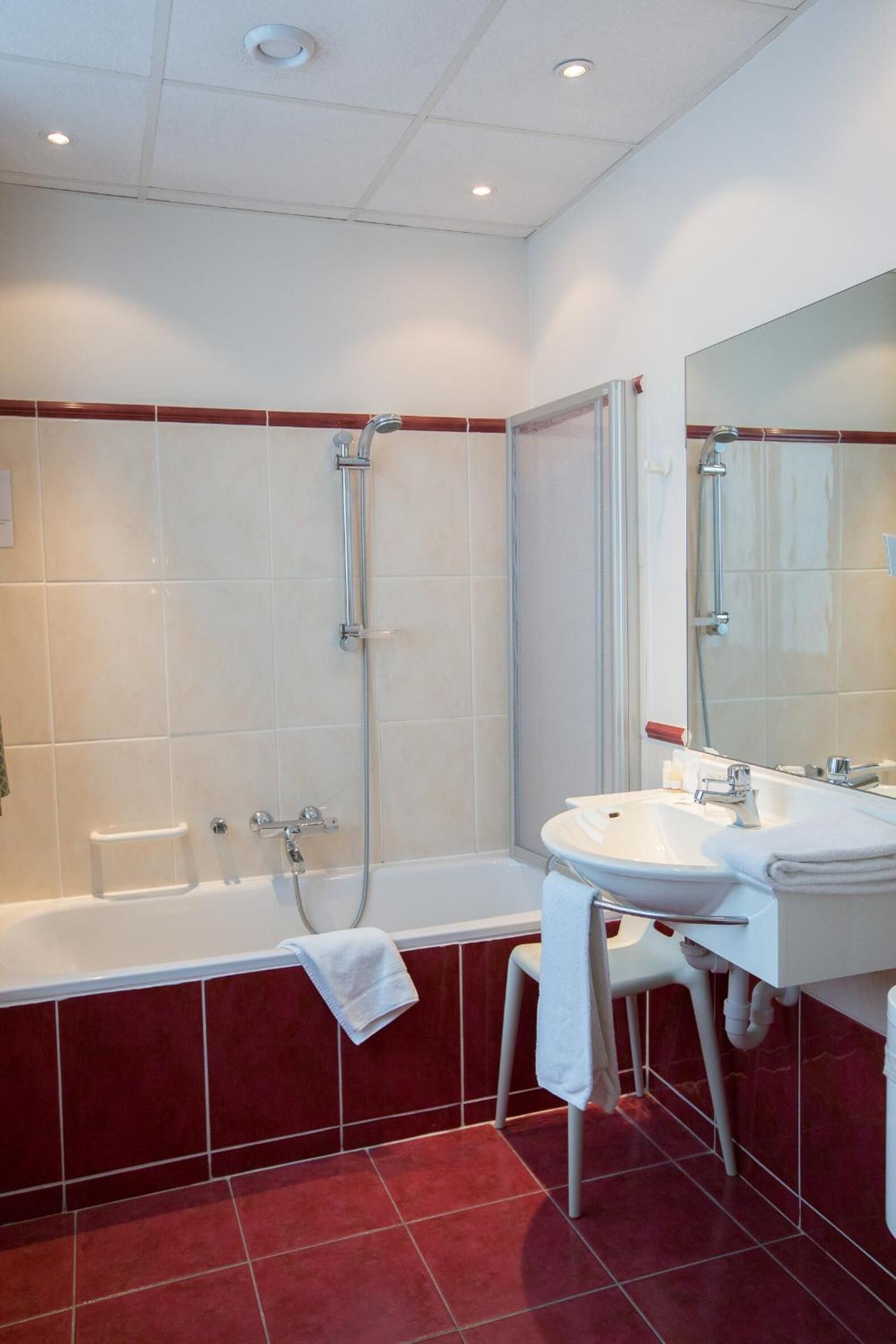 Un baño moderno con bañera, ducha y lavamanos.