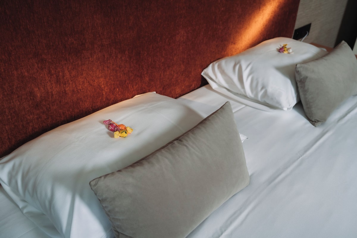 Ropa de cama hipoalergénica, escritorio y cortinas blackout