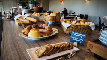 Café da manhã com buffet todos os dias (EUR 21 por pessoa)