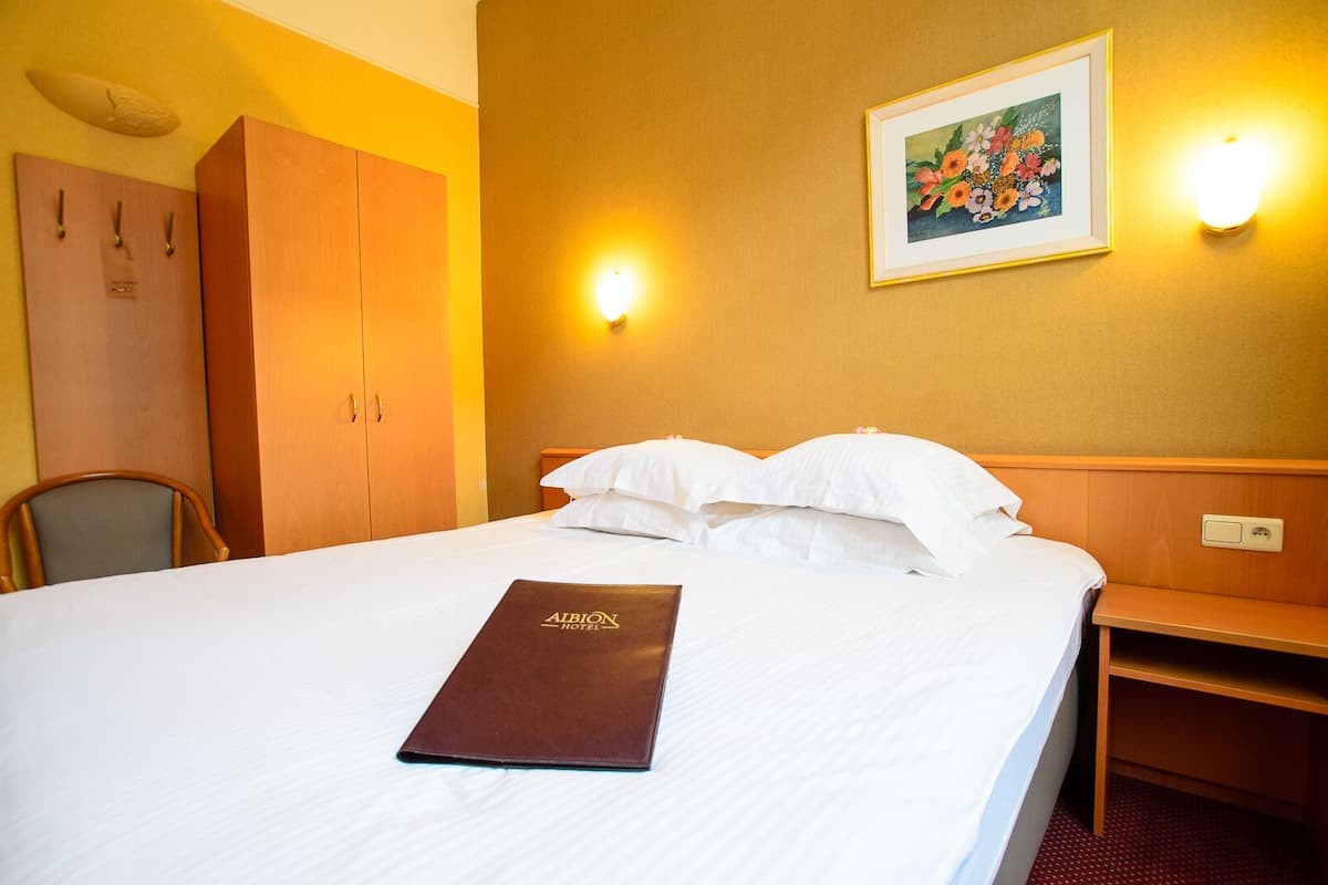 double room | 1 bedroom, hypo-allergenic bedding, desk, blackout curtains