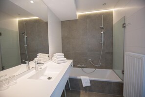 Premium Double Room | Bathroom | Free toiletries, hair dryer, towels - Albion Hotel (Ypres)