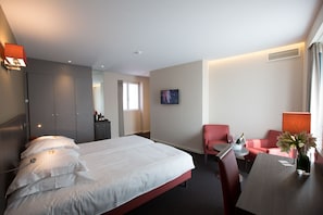 Chambre Prestige avec lits jumeaux | Literie hypoallergénique, bureau, rideaux d’obscurcissement