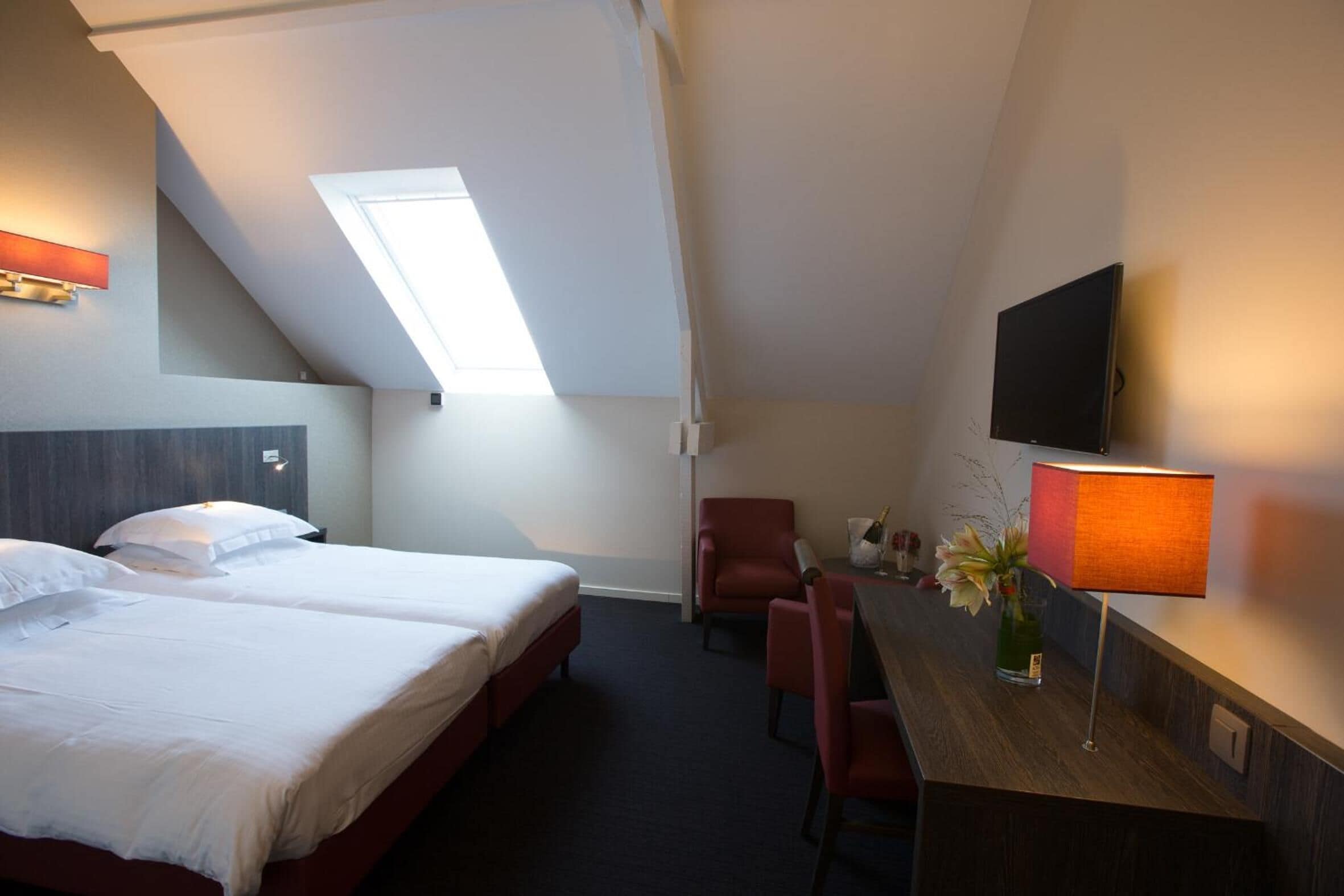 1 bedroom, hypo-allergenic bedding, desk, blackout curtains