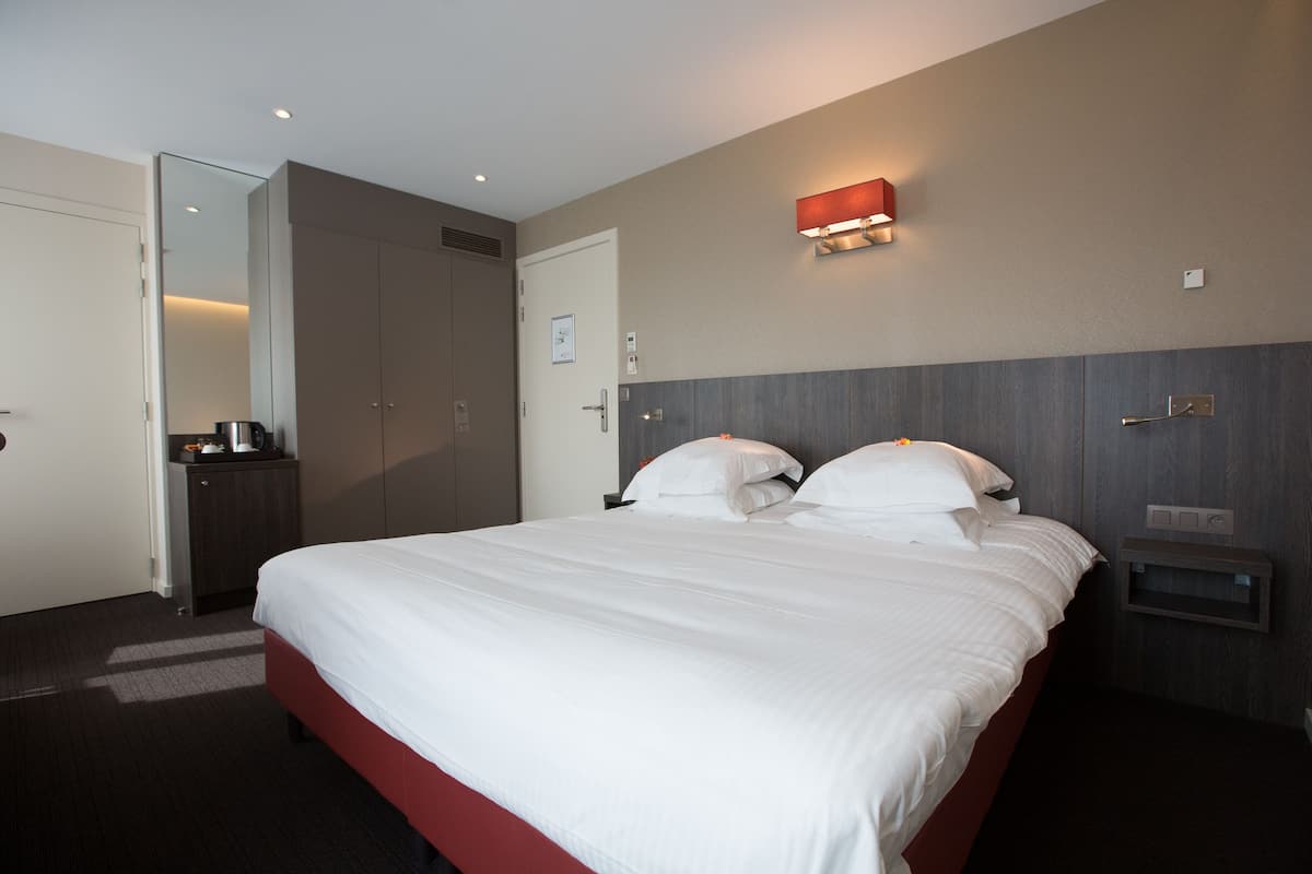 premium double room | 1 bedroom, hypo-allergenic bedding, desk, blackout curtains