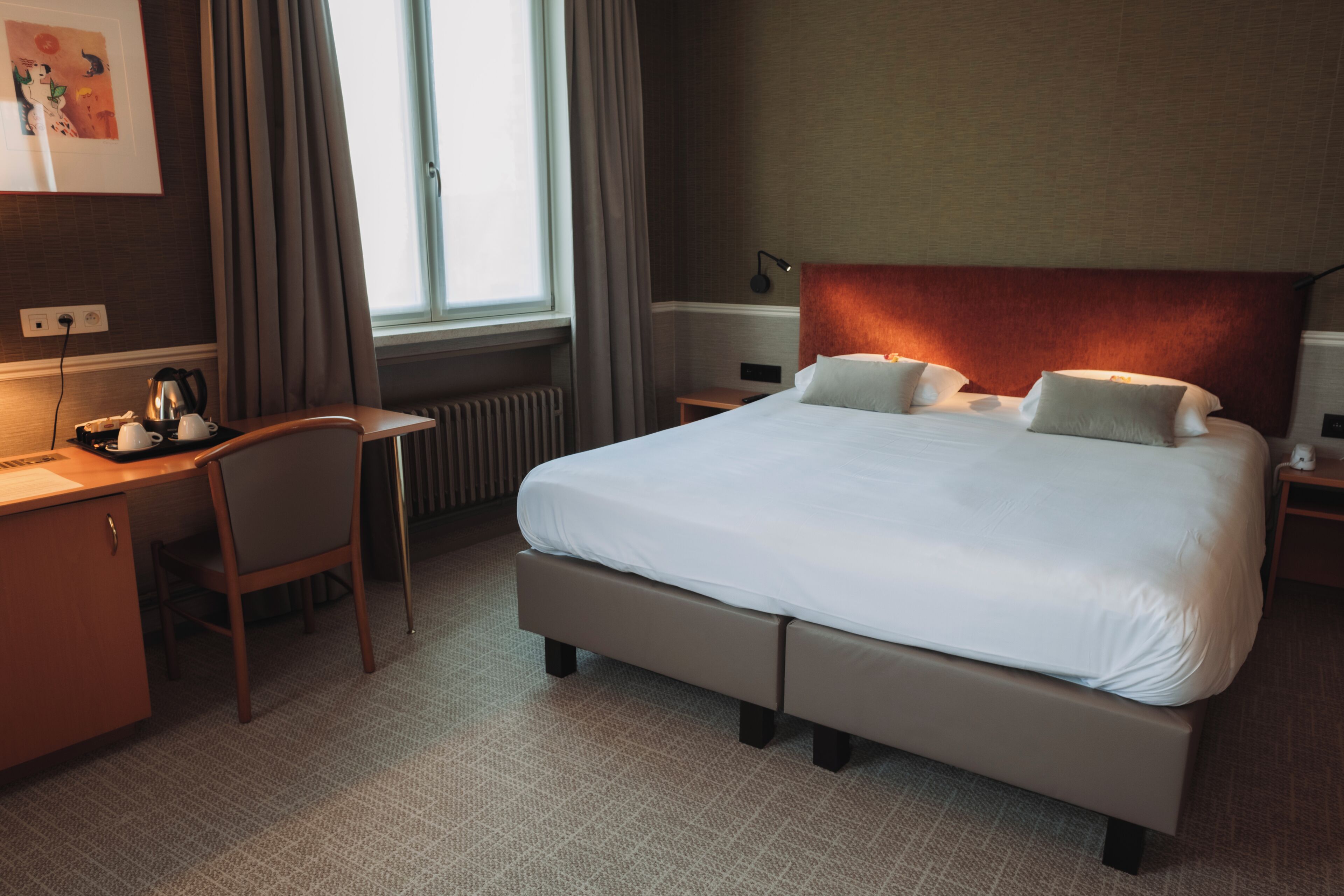 ملاءات للفراش لا تسبب الحساسية ومكتب وستائر تعتيم وتجهيزات عازلة للصوت