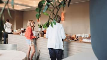 Colazione a buffet, servita tutte le mattine (21 EUR a persona)