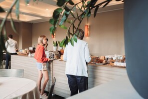 Daily buffet breakfast (EUR 21 per person) - Albion Hotel (Ypres)