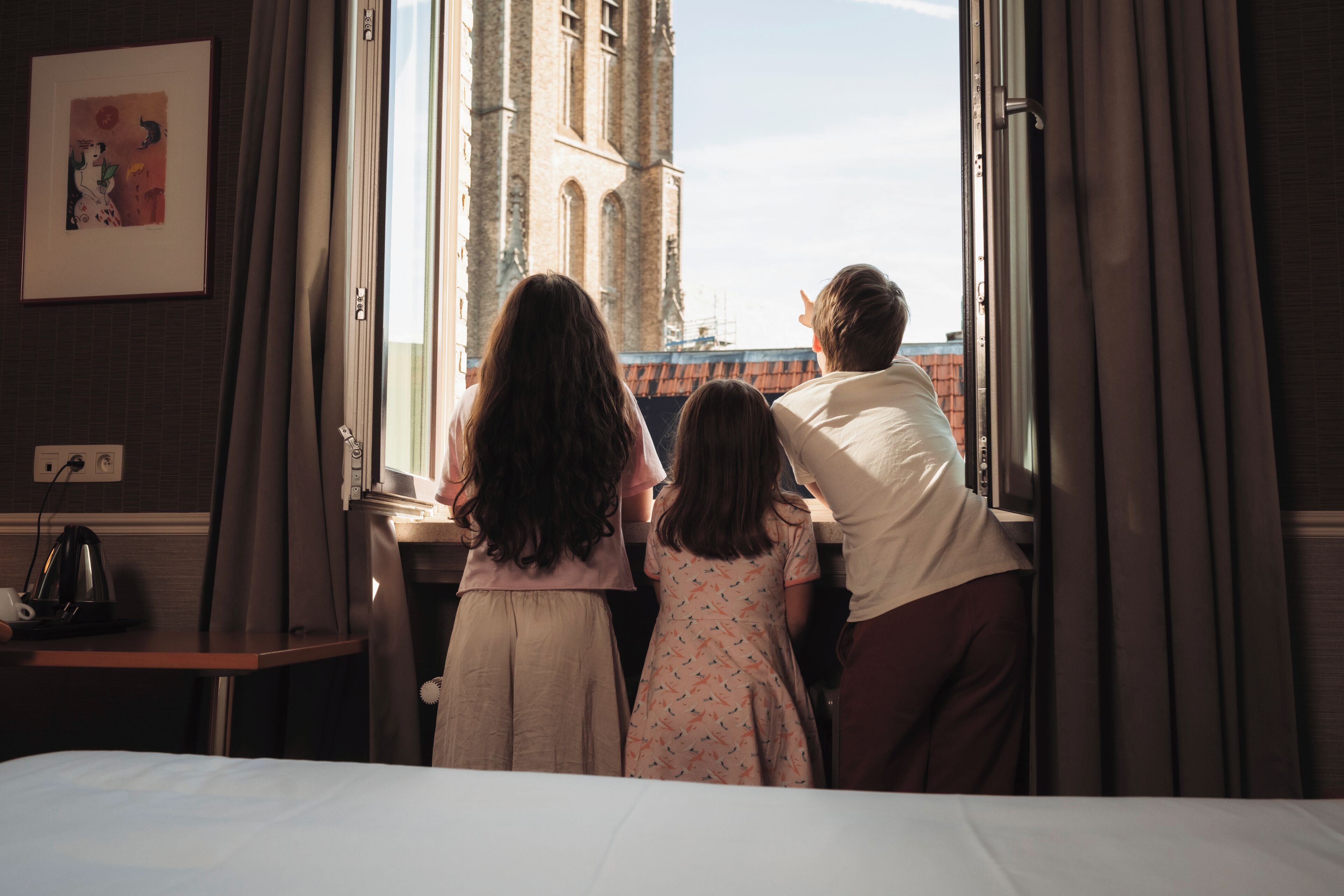 저자극성 침구, 책상, 암막 커튼, 방음 설비