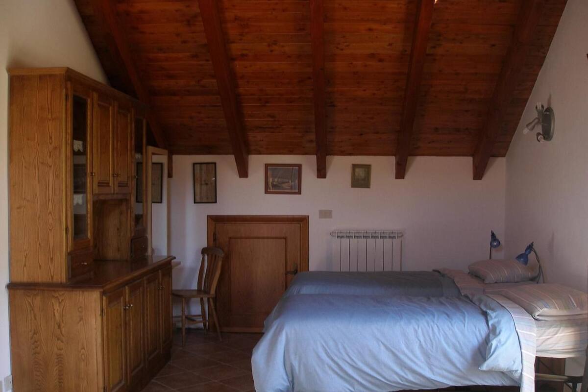 5 bedrooms, Egyptian cotton sheets, premium bedding, Select Comfort beds