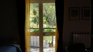 5 bedrooms, Egyptian cotton sheets, premium bedding, Select Comfort beds